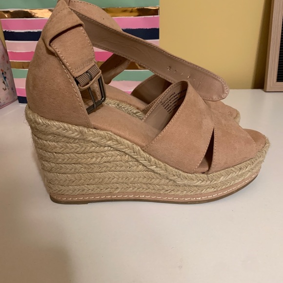 Universal Thread Heels - Picture 2 of 7
